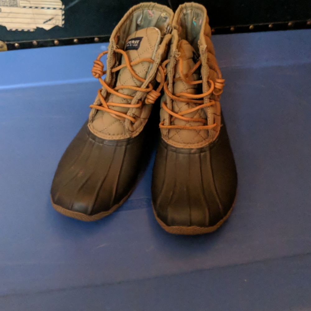 LIKE NEW SPERRY BEAN BOOTS
